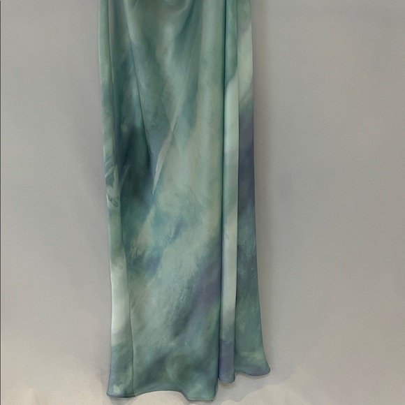 Elegant Zara Satin Green Tie-Dye Maxi Dress - Picture 3 of 13